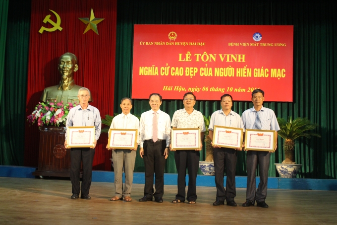 Đại diện bệnh viện Mắt khen thưởng những cộng t&aacute;c vi&ecirc;n&nbsp;c&oacute; th&agrave;nh t&iacute;ch xuất xắc trong phong tr&agrave;o vận động phong tr&agrave;o hiến tặng gi&aacute;c mạc tại huyện Hải Hậu.