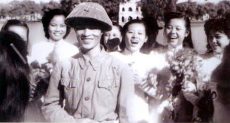 Mọi người h&acirc;n hoan ch&agrave;o đ&oacute;n bộ đội trong niềm vui chiến thắng.