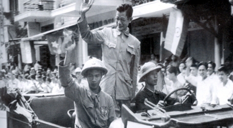 B&aacute;c sỹ Trần Duy Hưng - Ph&oacute; Chủ tịch Ủy ban Qu&acirc;n quản trở lại phố H&agrave;ng Đ&agrave;o.