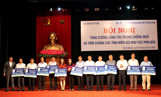 GS.TS Nguyễn Thanh Long - Thứ trưởng Bộ Y tế v&agrave; &ocirc;ng Nguyễn Hồng Sinh &ndash; Gi&aacute;m đốc Kinh doanh to&agrave;n quốc Vinamilktrao tặng bảng tượng trưng 1 tỷ đồng/1 tỉnh cho học sinh của c&aacute;c tỉnh kh&oacute; khăn nhất Việt Nam tại khu vực T&acirc;y Bắc gồm Tuy&ecirc;n Quang, Lai Ch&acirc;u, H&agrave; Giang, Điện Bi&ecirc;n, Sơn La, L&agrave;o Cai, Cao Bằng, H&ograve;a B&igrave;nh, Bắc Kạn, Lạng Sơn, Y&ecirc;n B&aacute;i.. trong chương tr&igrave;nh sữa học đường năm học 2016.