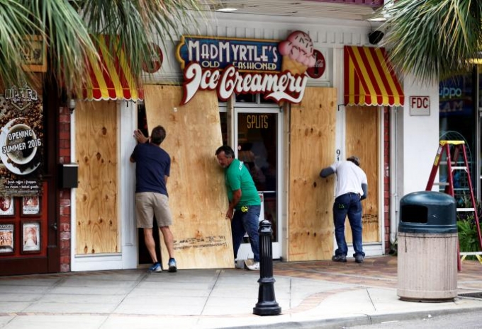 Người d&acirc;n South Carolina gia cố lại nh&agrave; cửa để chuẩn bị đ&oacute;n b&atilde;o. (Ảnh: Reuters)