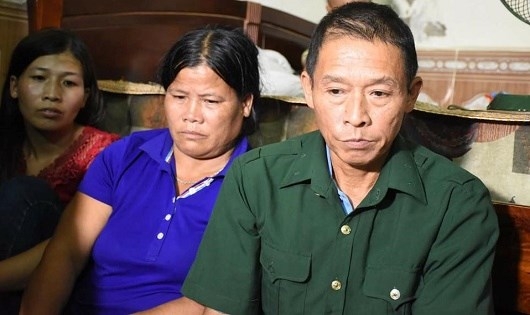 &Ocirc;ng Thach (b&ecirc;n phải) c&ugrave;ng vợ (&aacute;o xanh) v&agrave; con g&aacute;i chia sẻ với PV