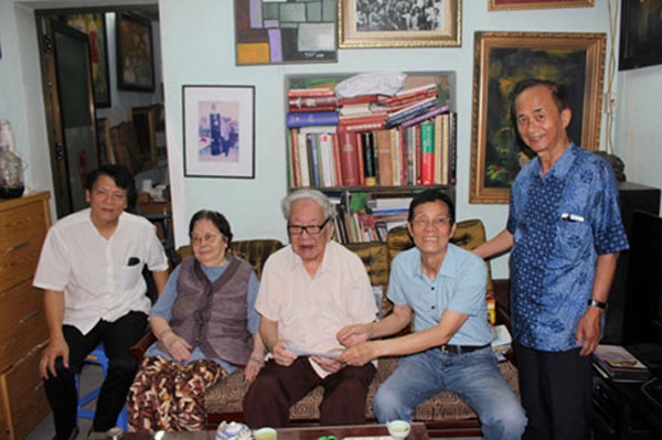 Nhạc sĩ Nguyễn Đức To&agrave;n (ngồi giữa) tại buổi BCH Hội &Acirc;m nhạc H&agrave; Nội đến thăm. (Ảnh: VOV)