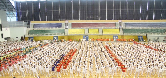 Gần 2.500 vận động vi&ecirc;n từ 20 tỉnh/th&agrave;nh phố tham gia đồng diễn thể dục dưỡng sinh.