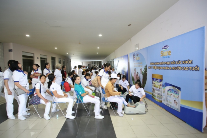 Hoạt động đo lo&atilde;ng xương cho người cao tuổi tham gia chương tr&igrave;nh được hưởng ứng nhiệt t&igrave;nh.