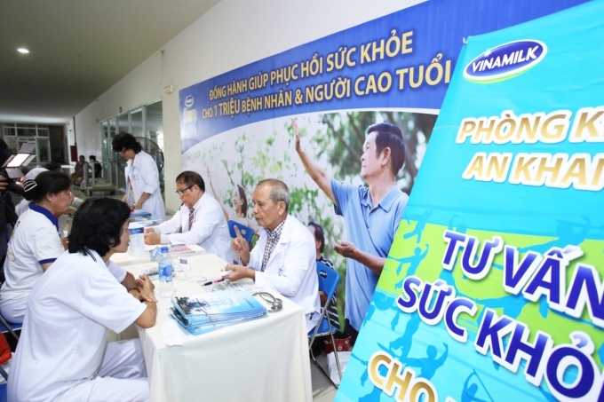 C&aacute;c B&aacute;c sĩ Ph&ograve;ng Kh&aacute;m An Khang tư vấn sức khỏe v&agrave; dinh dưỡng cho người cao tuổi.