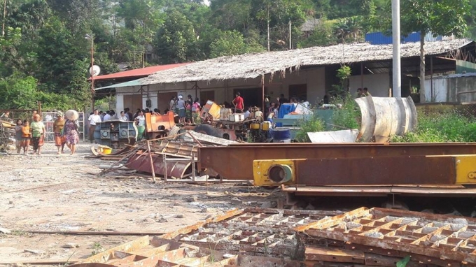 Người nh&agrave; nạn nh&acirc;n v&agrave; người d&acirc;n k&eacute;o đến trụ sở thủy điện Vực Tuần (ảnh T&acirc;y Bắc 24h).