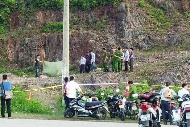 Lực lượng chức năng đang tiến h&agrave;nh kh&aacute;m x&eacute;t hiện trường. (Ảnh: NV)