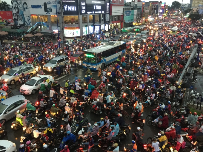 D&ugrave; Ng&atilde; tư Thủ Đức c&oacute; đ&egrave;n t&iacute;n hiệu v&agrave; cầu vượt th&eacute;p, nhưng do phương tiện qu&aacute; nhiều, đồng thời người tham gia giao th&ocirc;ng tranh gi&agrave;nh, luồn l&aacute;ch, kh&ocirc;ng ai nhường ai để cố tho&aacute;t khỏi kẹt xe v&agrave; lo sợ mưa lớn đường ngập nước khiến cảnh &ugrave;n tắc c&agrave;ng th&ecirc;m tồi tệ.