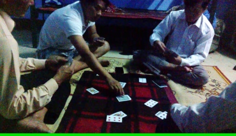 H&igrave;nh ảnh c&aacute;c c&aacute;n bộ x&atilde; Thủy Ph&ugrave; đ&aacute;nh bạc (Ảnh cắt từ clip).