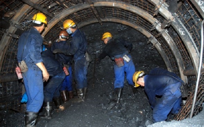 Vụ tai nạn khiến cho một c&ocirc;ng nh&acirc;n đang bị v&ugrave;i lấp. (Ảnh minh họa).