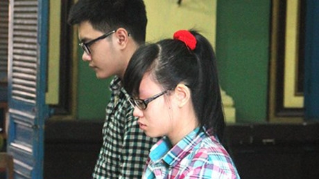 Hai bị c&aacute;o tại phi&ecirc;n t&ograve;a sơ thẩm. (Ảnh: b&aacute;o Tiền phong)