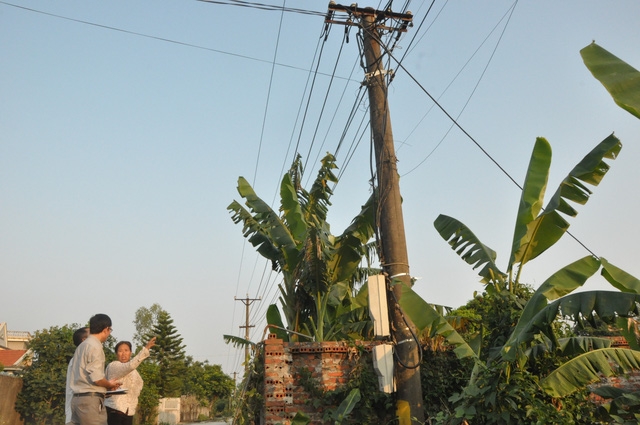 Trong khi leo l&ecirc;n cột điện để sửa chữa, lắp đặt, c&ocirc;ng nh&acirc;n điện lực bị điện giật tử vong.  (Ảnh B&aacute;o Quảng Ninh)