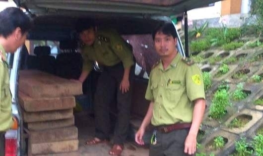 Lâm tặc dùng xe biển xanh chở gỗ lậu, đe dọa kiểm lâm