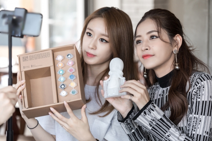 Chi Pu đọ sắc c&ugrave;ng Ji-yeon (T-ara) tại H&agrave;n Quốc