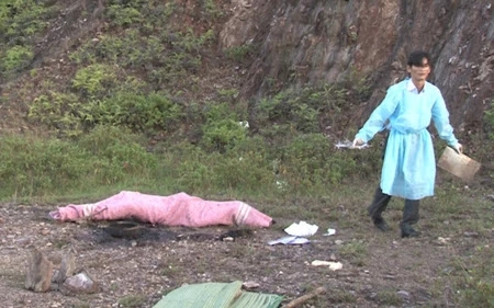 Lực lượng chức năng đang tiến h&agrave;nh kh&aacute;m nghiệm hiện trường. (Ảnh: D.T).