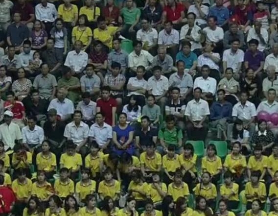 Kh&aacute;n giả đến nh&agrave; thi đấu H&agrave; Nam rất đ&ocirc;ng để cổ vũ cho tuyển b&oacute;ng chuyền nữ Việt Nam