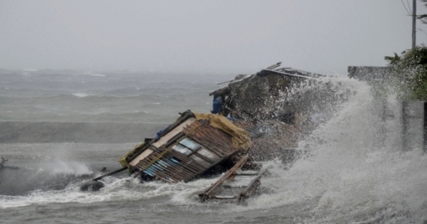 Bão số 6 đổi hướng “đi” thẳng vào Miền Trung