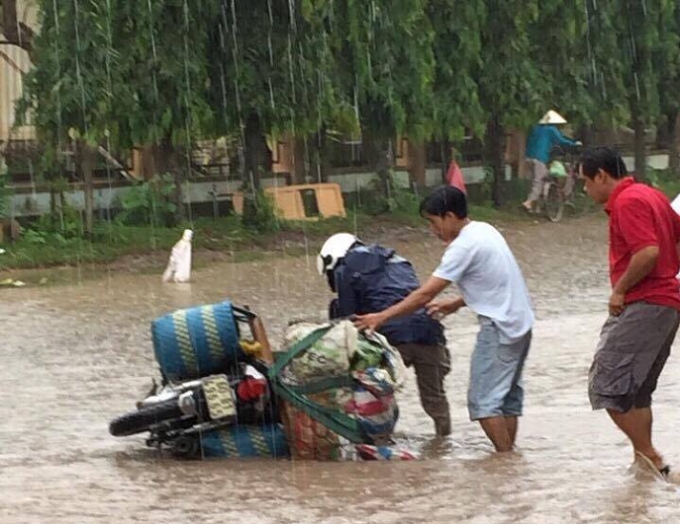 Tuyến đường bị ngập nước, g&acirc;y kh&oacute; khăn cho việc đi lại của người d&acirc;n (Ảnh tử liệu do người d&acirc;n cung cấp).