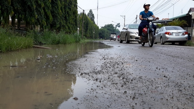 Con đường lầy lội sau khi nước r&uacute;t.