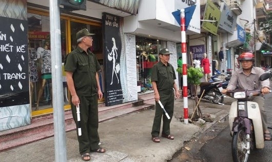 &Ocirc;ng H&ugrave;ng (b&ecirc;n tr&aacute;i) c&ugrave;ng th&agrave;nh vi&ecirc;n trong tổ tuần tra chốt tại c&aacute;c điểm giao th&ocirc;ng.