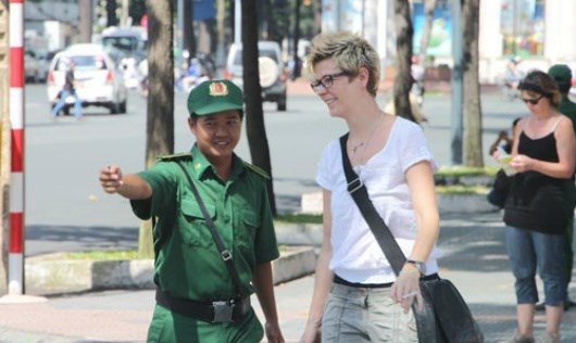 Thanh ni&ecirc;n xung phong TP HCM hỗ trợ du kh&aacute;ch tr&ecirc;n đường phố.