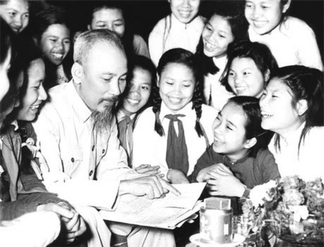 B&aacute;c Hồ với c&aacute;c ch&aacute;u học sinh trường Trưng Vương, H&agrave; Nội, v&agrave;o năm 1956 (Ảnh tư liệu).