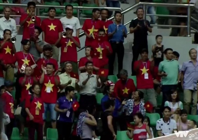 Người h&acirc;m mộ cổ vũ cho cả 2 đội.