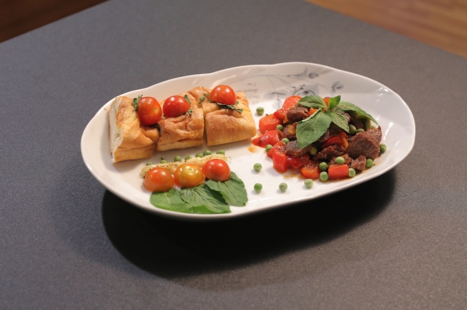 Tuyết Nhi trổ t&agrave;i m&oacute;n B&ograve; l&uacute;c lắc sốt Mayo.