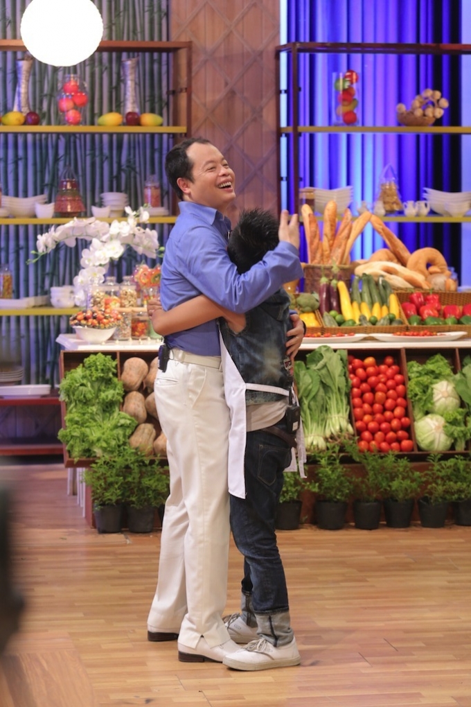 Chef Jack Lee &ocirc;m th&iacute; sinh Ho&agrave;ng Hải ch&uacute;c mừng.