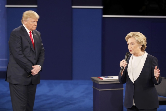 Hai ứng vi&ecirc;n c&oacute; thể ngồi hoặc đi lại trong kh&aacute;n ph&ograve;ng tranh luận (Ảnh: Reuters)