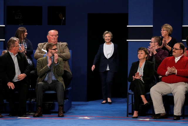 B&agrave; Clinton bước v&agrave;o kh&aacute;n ph&ograve;ng tranh luận (Ảnh: Reuters)