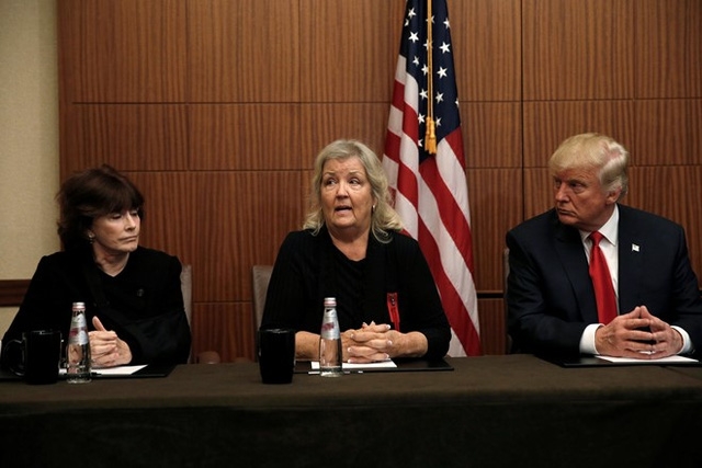 &Ocirc;ng Trump họp b&aacute;o với những người c&aacute;o buộc chồng b&agrave; Clinton quấy rối t&igrave;nh dục. (Ảnh: Reuters)