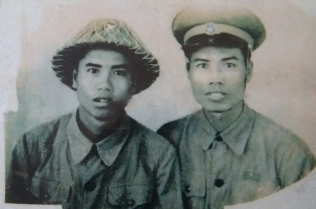 Hai anh em cụ Phướng, cụ Thướng ng&agrave;y trong qu&acirc;n ngũ. Ảnh: Đ.Tuỳ.