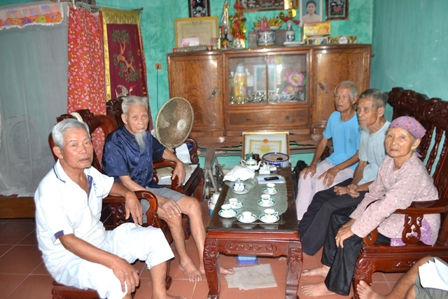 Hằng ng&agrave;y, 5 anh em nh&agrave; cụ Hướng vẫn đến nh&agrave; nhau chơi ngồi n&oacute;i chuyện t&acirc;m sự.