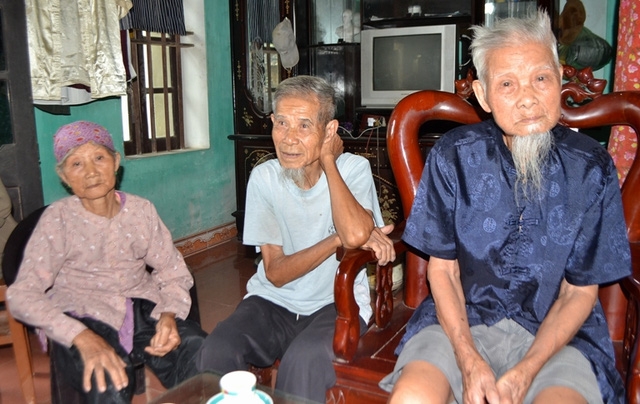 Mỗi khi nhắc đến tuổi ấu thơ ngh&egrave;o kh&oacute;, c&aacute;c cụ lặng người hồi nhớ.