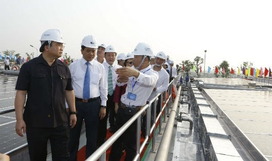 Đại diện nh&agrave; m&aacute;y giới thiệu về hệ thống pin mặt trời.