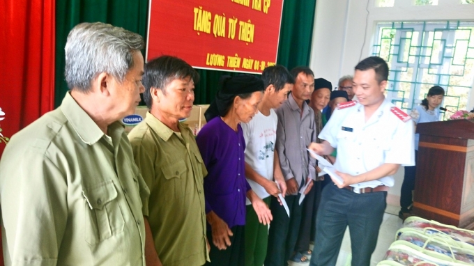 B&aacute;o Thanh tra, trao qu&agrave; cho mẹ VNAH Vương Thị D&oacute;i v&agrave; c&aacute;c gia đ&igrave;nh thương binh, liệt sỹ.