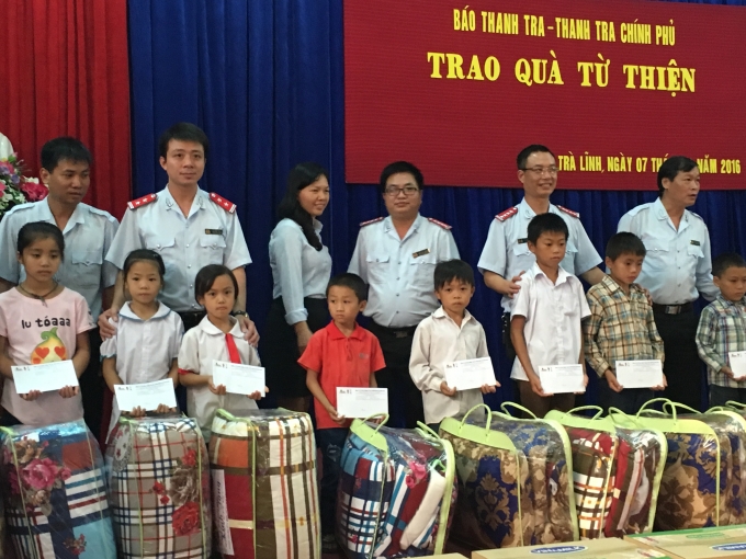 C&aacute;c em học sinh c&oacute; ho&agrave;n cảnh kh&oacute; khăn tại huyện Tr&agrave; Lĩnh.