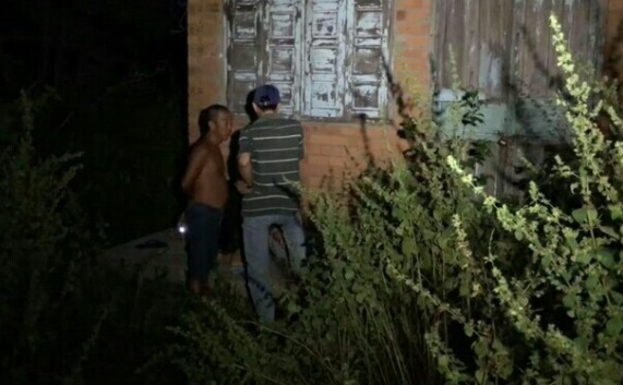 Hi&ecirc;̣n trường phát hi&ecirc;̣n ra xác nam thanh ni&ecirc;n.