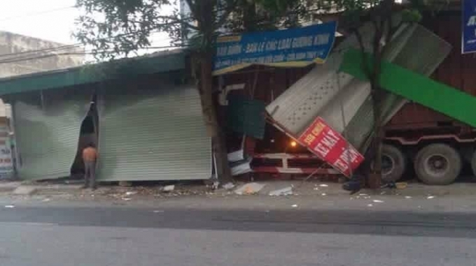 Chiếc xe c&ugrave;ng với nhiều đồ đạc kh&aacute;c bi hư hại sau vụ tai nạn.