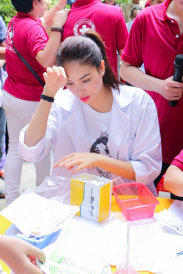 Hoa hậu Phạm Hương c&ugrave;ng &ldquo;b&agrave; ngoại&rdquo; Ngọc Gi&agrave;u đi từ thiện