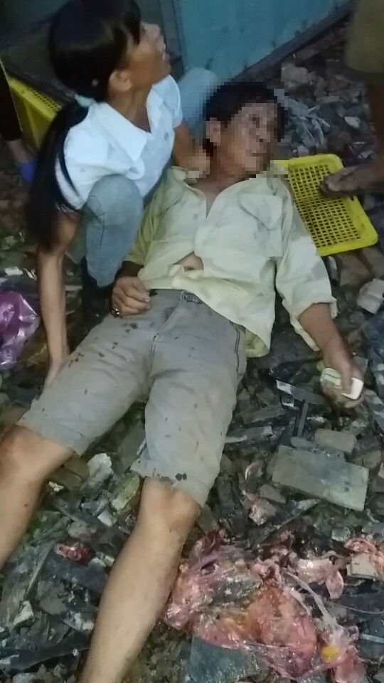 &Ocirc;ng Đ. bán rau, cá g&acirc;̀n khu đ&acirc;́t bị cưỡng ch&ecirc;́, đã bị lực lượng được cho là của phường T&acirc;n Hi&ecirc;̣p đánh ng&acirc;́t xỉu.