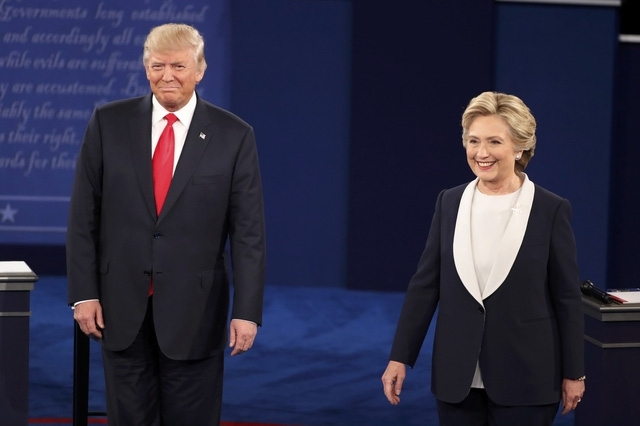 Tỷ ph&uacute; Donald Trump v&agrave; b&agrave; Hillary Clinton bước v&agrave;o m&agrave;n so găng thứ 2. (Ảnh: Reuters).