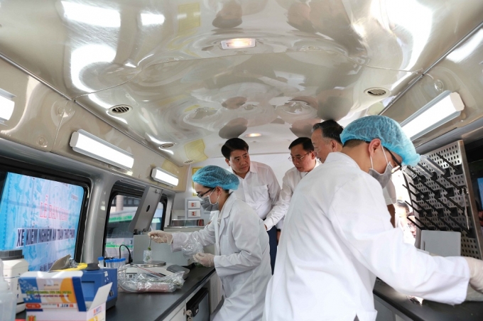 L&atilde;nh đạo Th&agrave;nh phố H&agrave; Nội kiểm tra xe kiểm nghiệm vệ sinh an to&agrave;n thực phẩm lưu động.