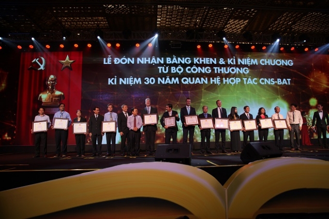 Đại diện Bộ C&ocirc;ng Thương trao Bằng khen v&agrave; kỉ niệm chương cho c&aacute;c tập thể, c&aacute; nh&acirc;n đang c&ocirc;ng t&aacute;c tại CNS v&agrave; BAT.