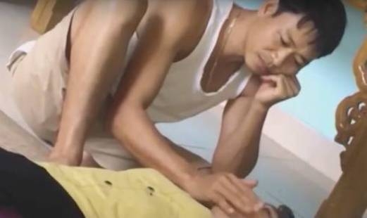 &Ocirc;ng L&ecirc; Văn Thịnh đang chữa bệnh cho người d&acirc;n.