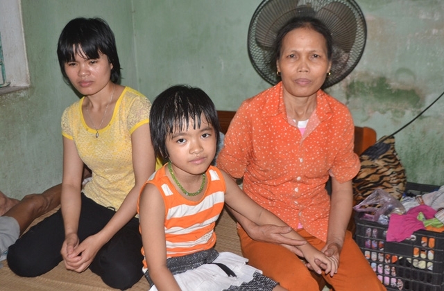 Cả gia đ&igrave;nh chị H&agrave;o mong nh&agrave; ch&ugrave;a sớm trả lại ch&aacute;u Thiện Nh&acirc;n. Ảnh Đức T&ugrave;y.