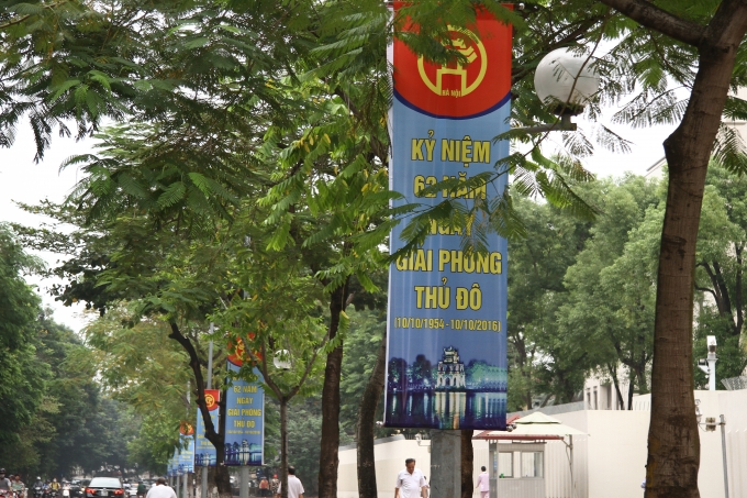 Pa &ndash; n&ocirc;, &aacute;p ph&iacute;ch với khẩu hiệu &ldquo; Kỷ niệm 62 năm giải ph&oacute;ng Thủ đ&ocirc;&rdquo; được treo dọc c&aacute;c tuyến phố.
