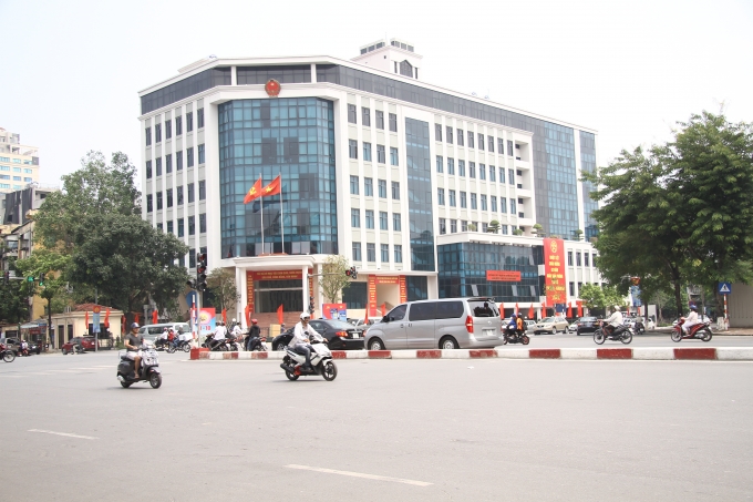 Băng - r&ocirc;n lớn được trang ho&agrave;ng trước cơ quan h&agrave;nh ch&iacute;nh quận Ba Đ&igrave;nh.